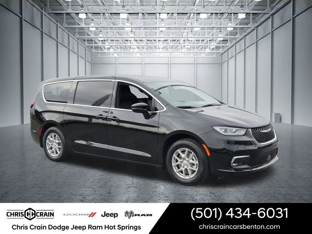 2026 Chrysler Pacifica Select's photo