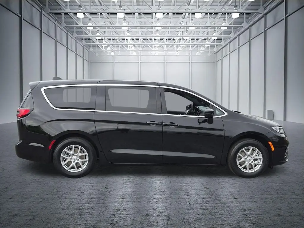 2026 Chrysler Pacifica Select photo 3