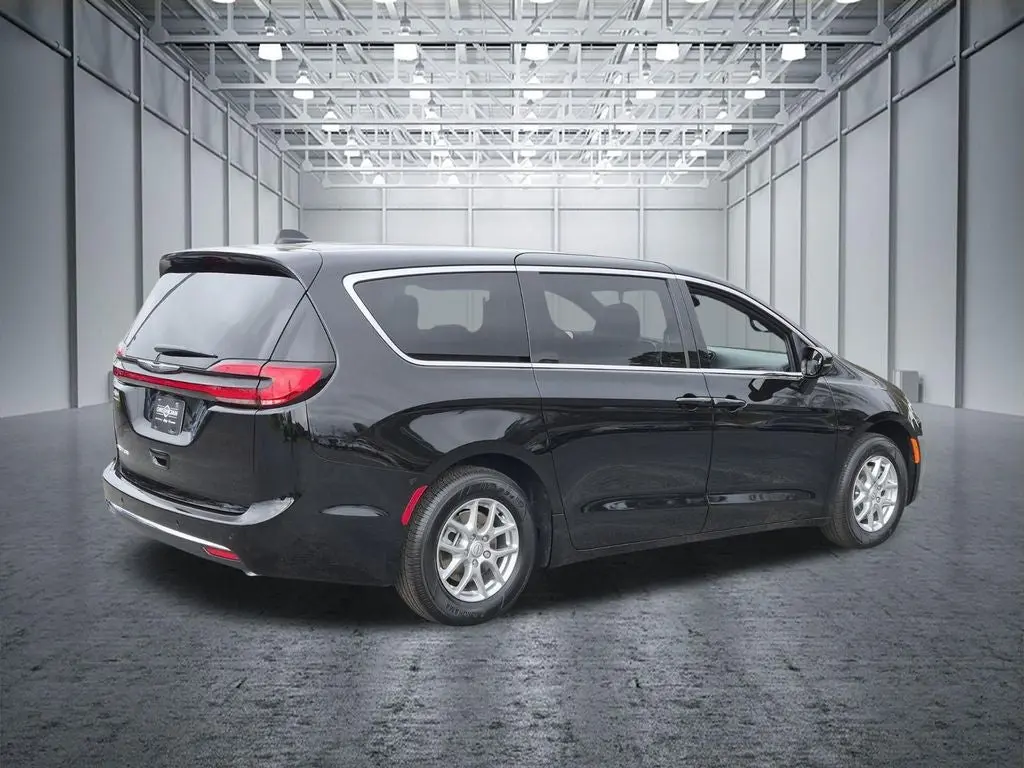 2026 Chrysler Pacifica Select photo 4