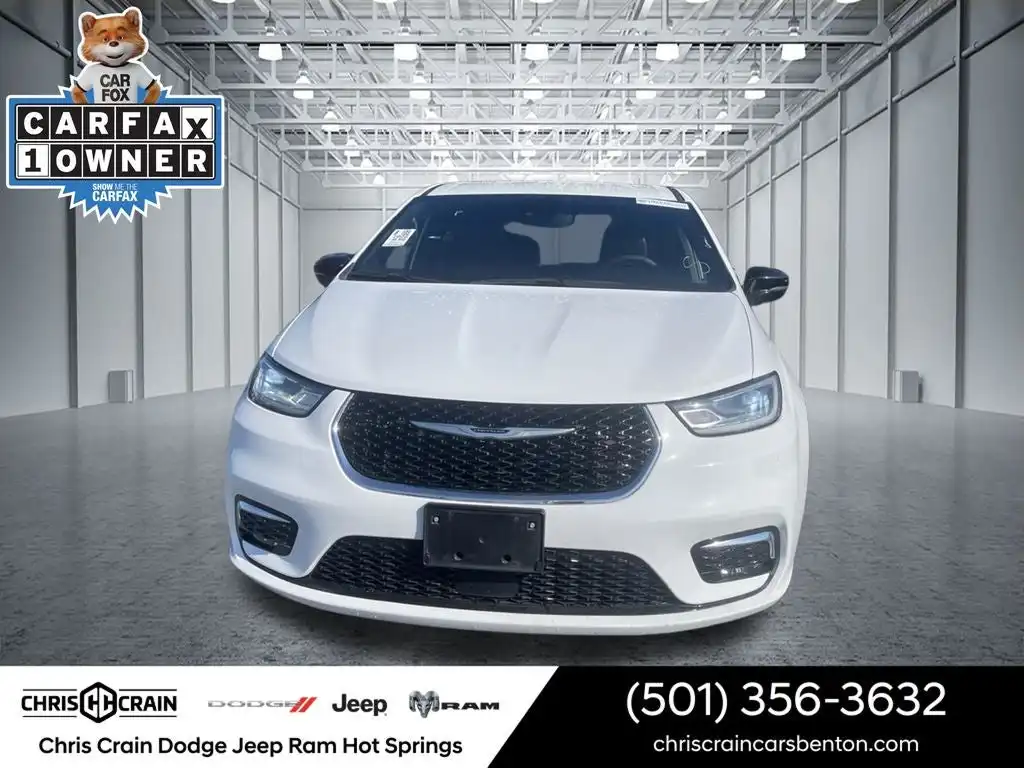 2025 Chrysler Pacifica Select's photo