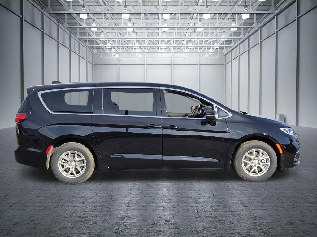 2026 Chrysler Pacifica Select photo 3