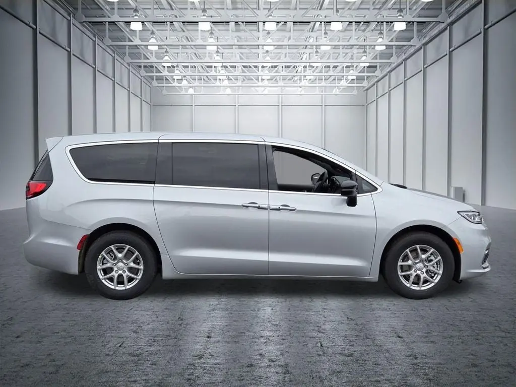 2026 Chrysler Pacifica Select photo 4