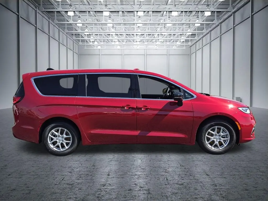 2026 Chrysler Pacifica Select photo 3
