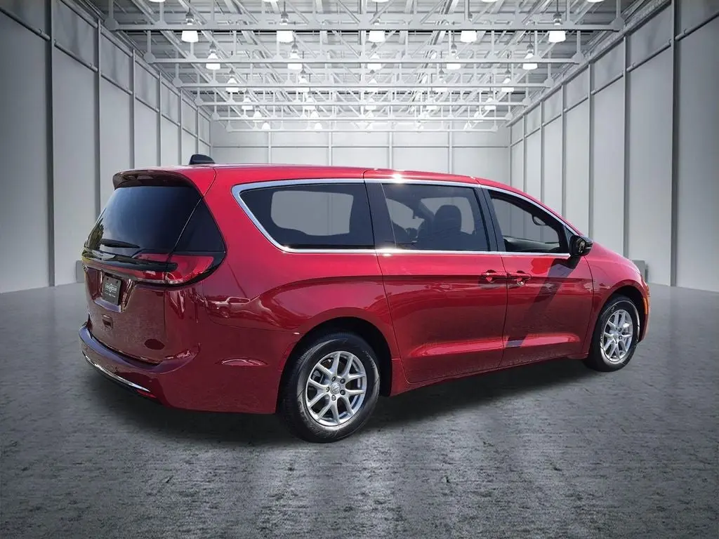 2026 Chrysler Pacifica Select photo 4