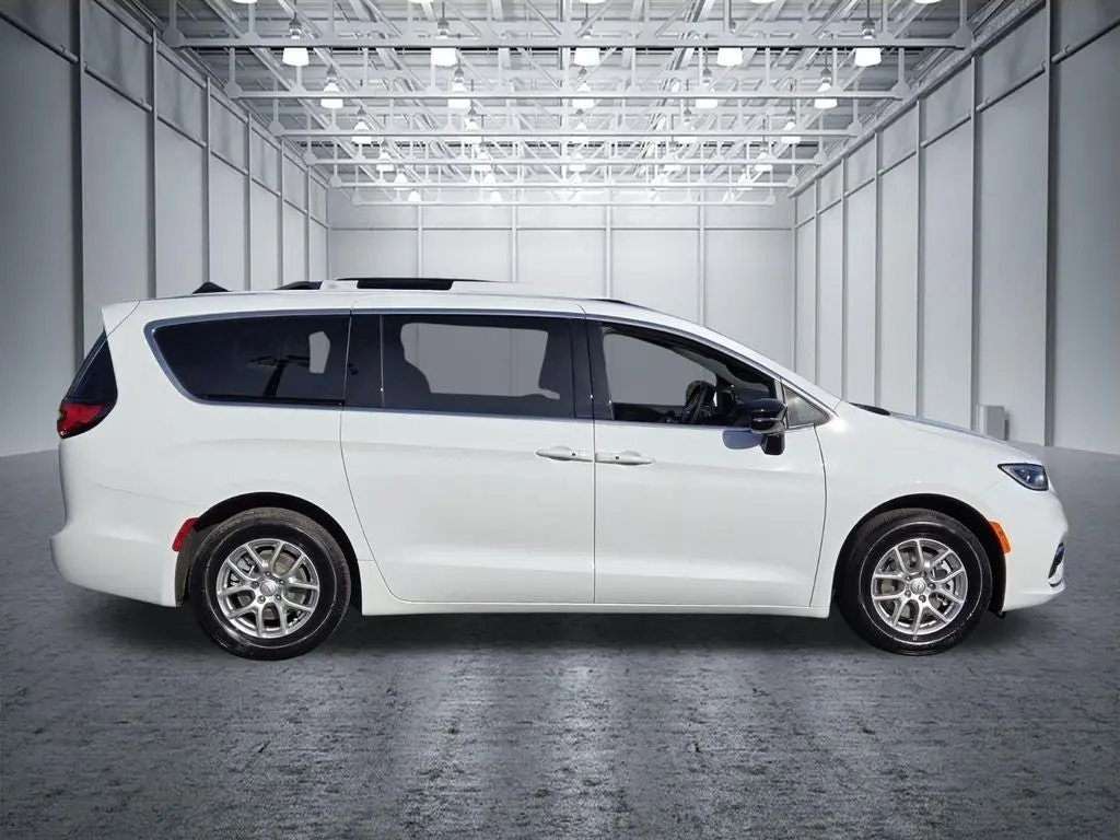2026 Chrysler Pacifica Select photo 3