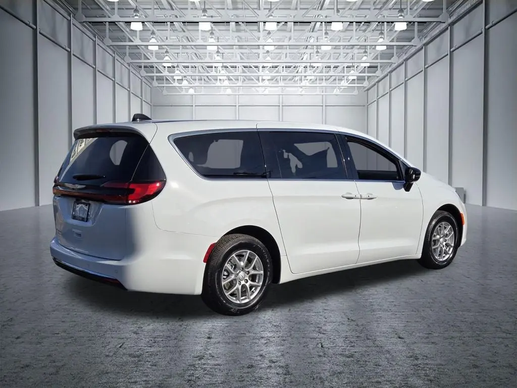 2026 Chrysler Pacifica Select photo 4