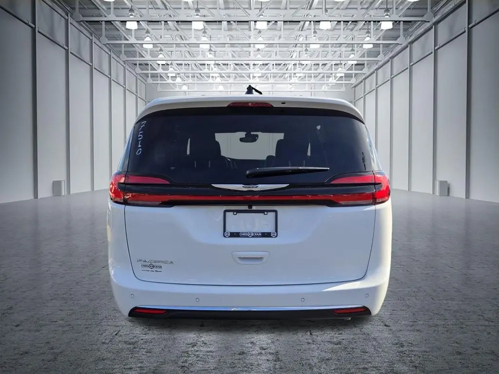2026 Chrysler Pacifica Select photo 5