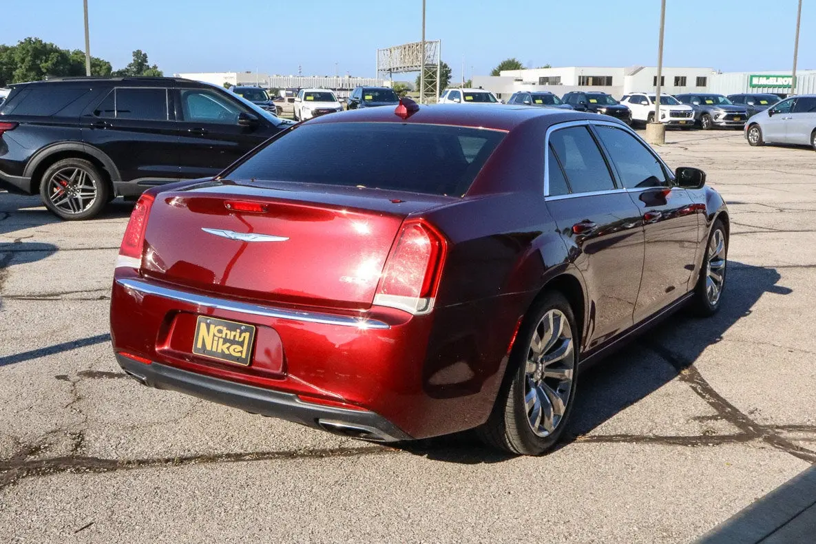 2016 Chrysler 300 Anniversary Package photo 4