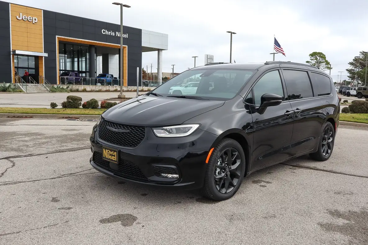 2026 Chrysler Pacifica Select photo 1
