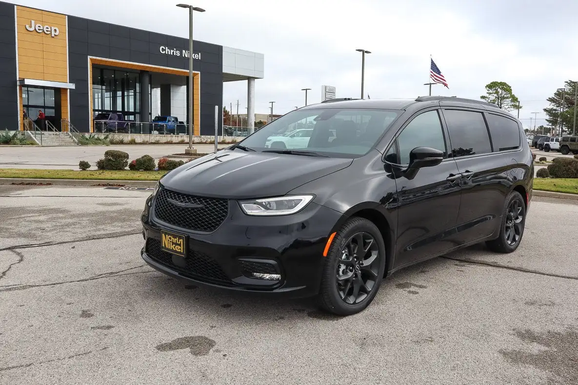 2026 Chrysler Pacifica Select's photo