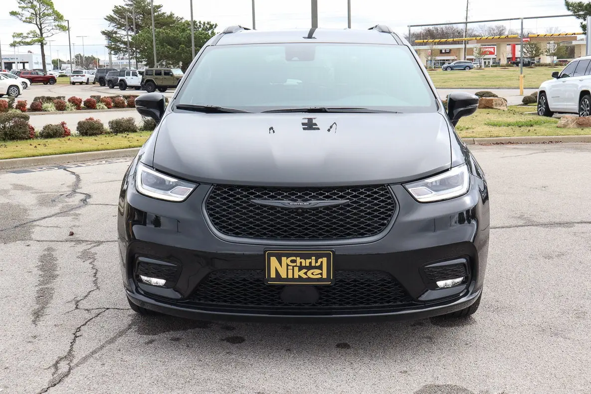 2026 Chrysler Pacifica Select photo 3