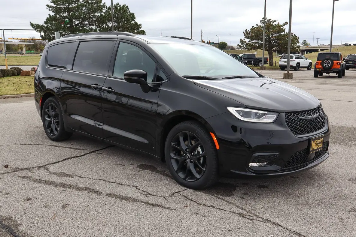2026 Chrysler Pacifica Select photo 4