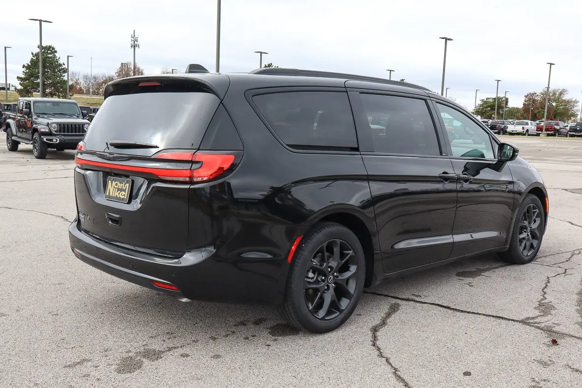 2026 Chrysler Pacifica Select photo 5