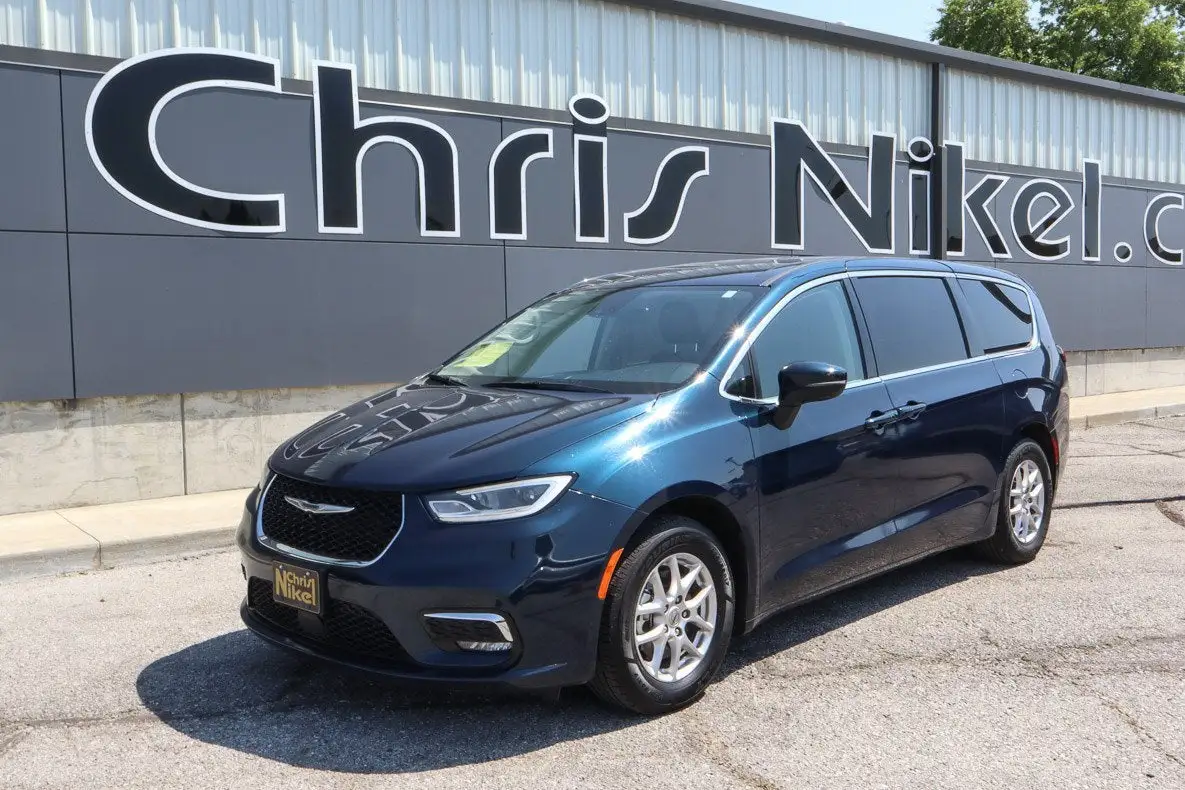 2023 Chrysler Pacifica Touring L photo 1