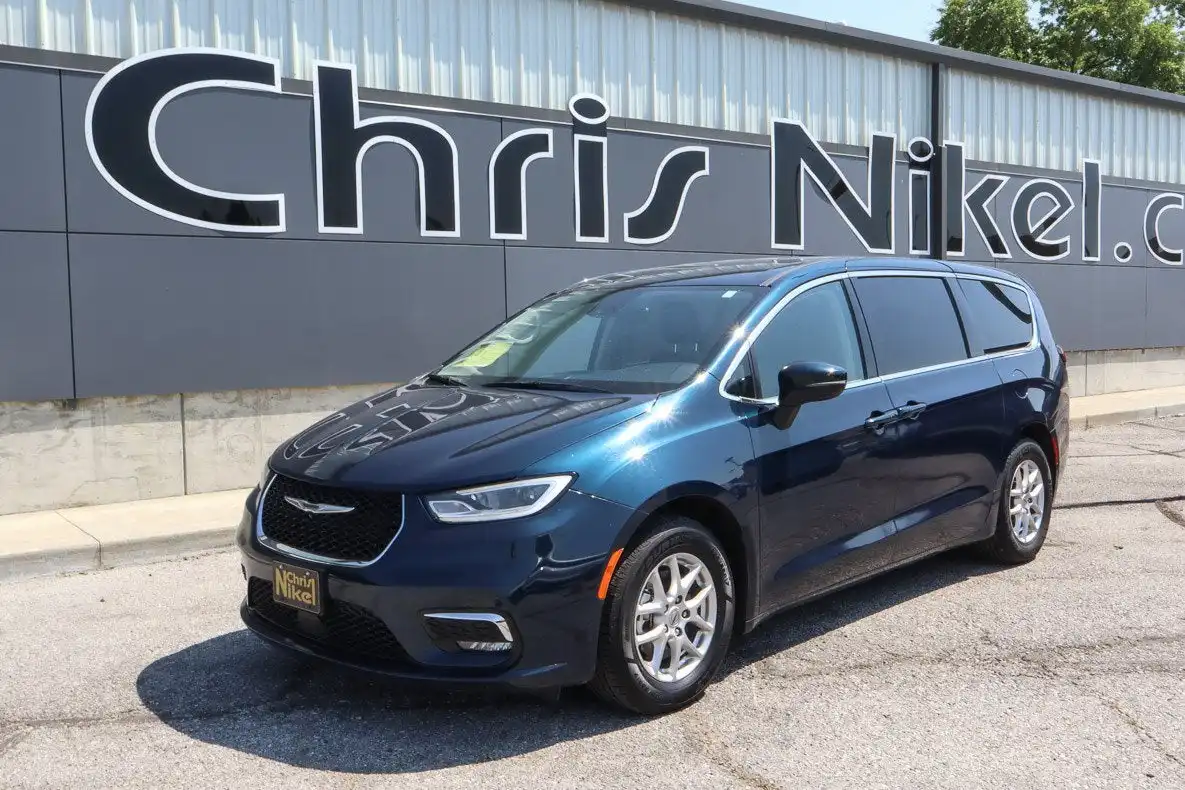 2023 Chrysler Pacifica Touring L's photo