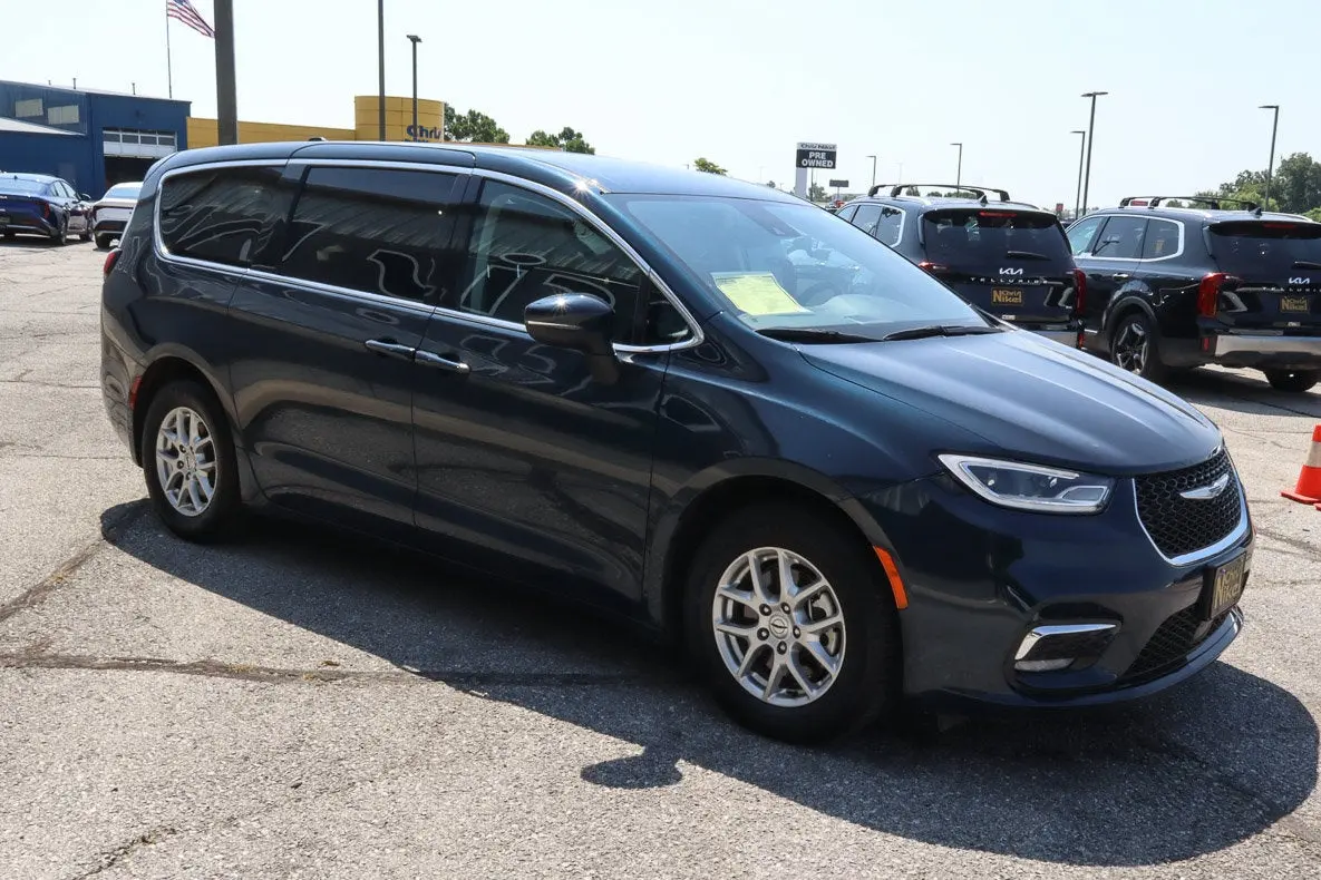 2023 Chrysler Pacifica Touring L photo 3