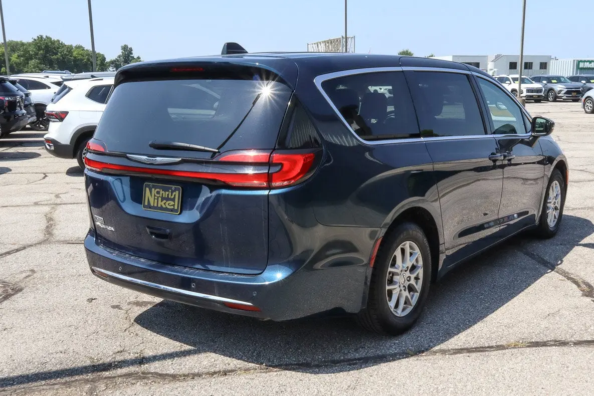 2023 Chrysler Pacifica Touring L photo 4