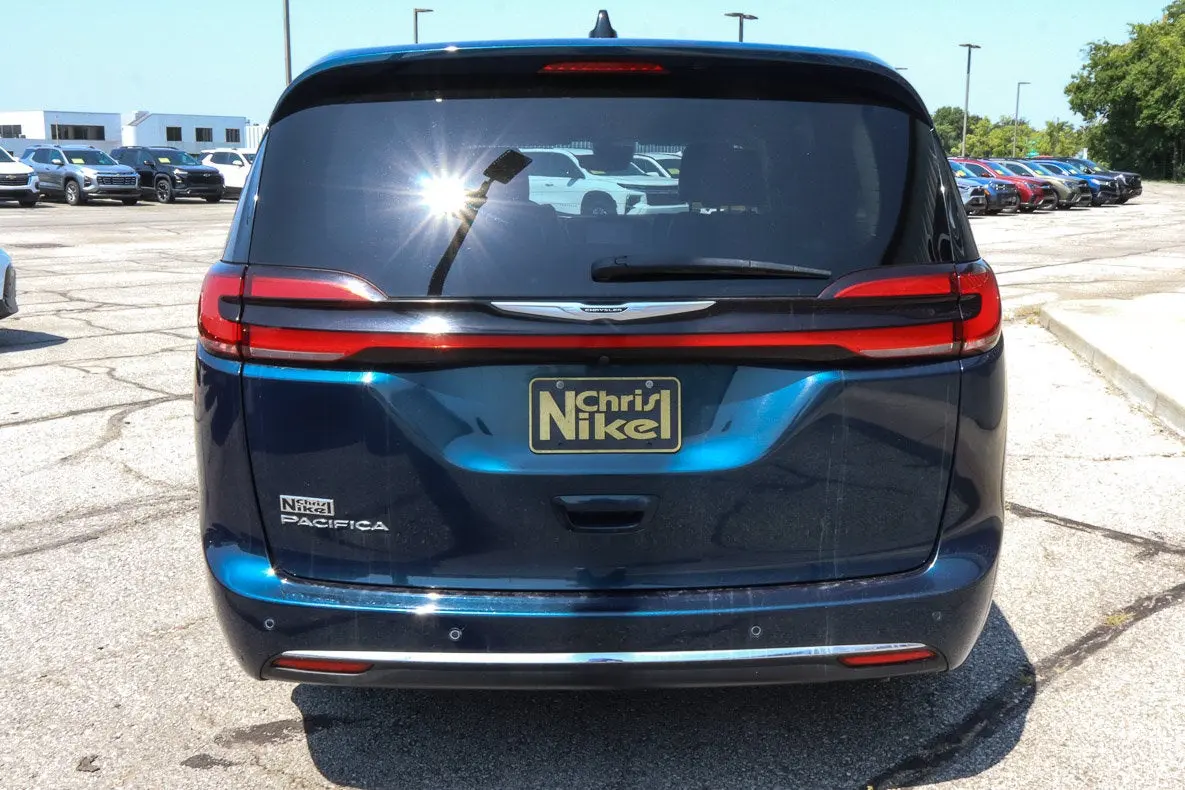 2023 Chrysler Pacifica Touring L photo 5
