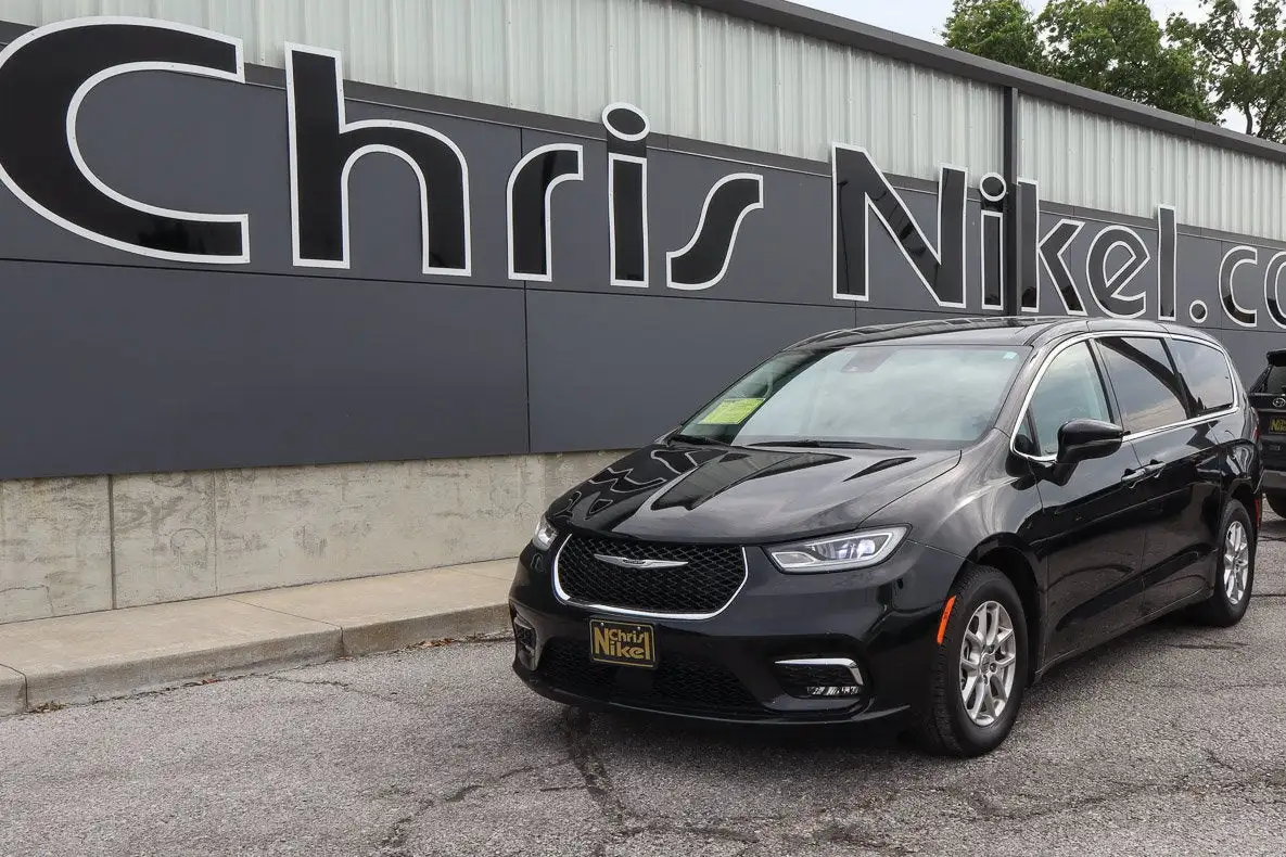 2023 Chrysler Pacifica Touring L's photo