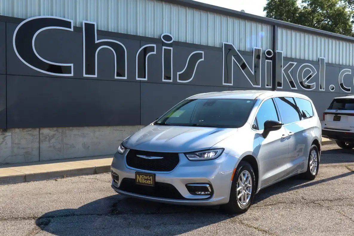 2024 Chrysler Pacifica Touring L's photo