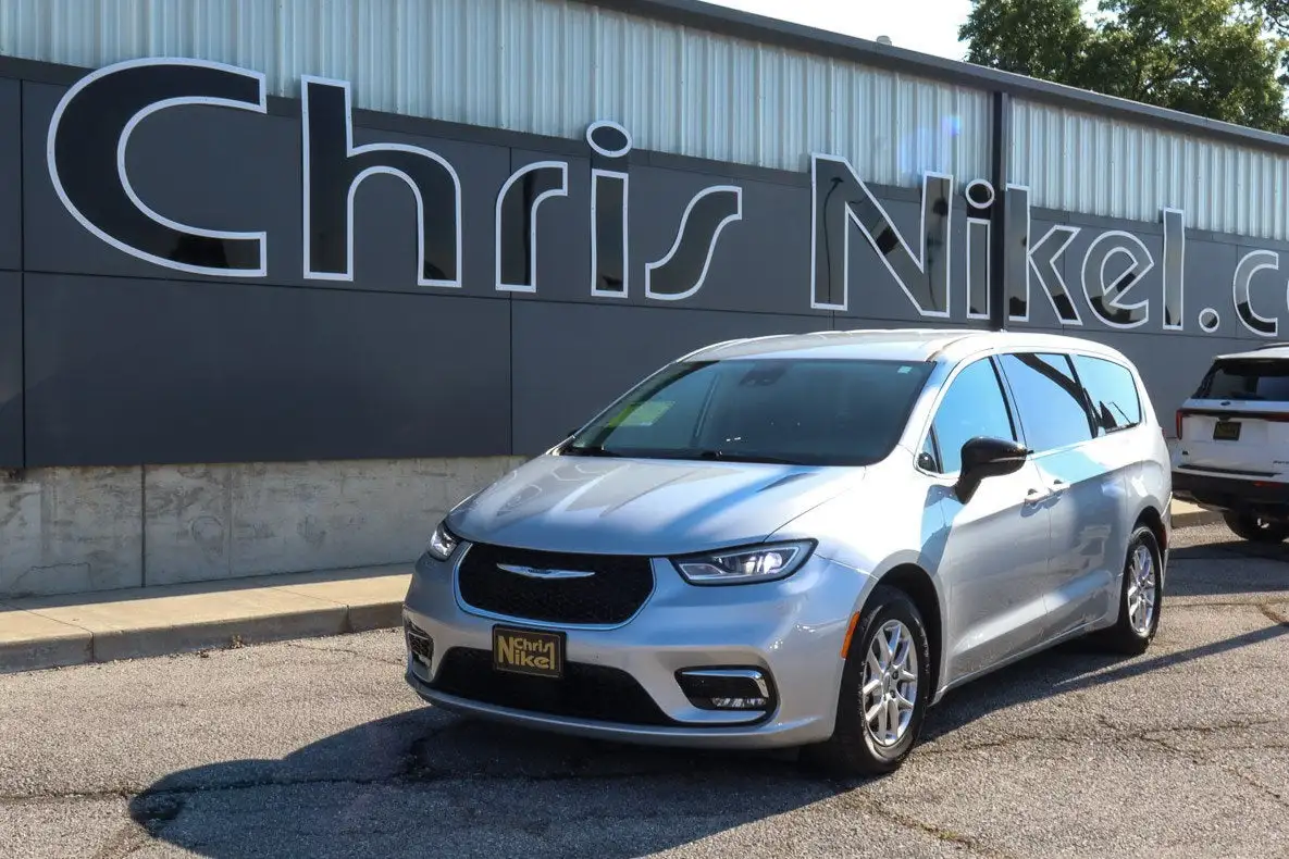 2024 Chrysler Pacifica Touring L's photo