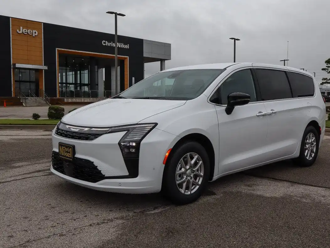 2027 Chrysler Pacifica Select's photo