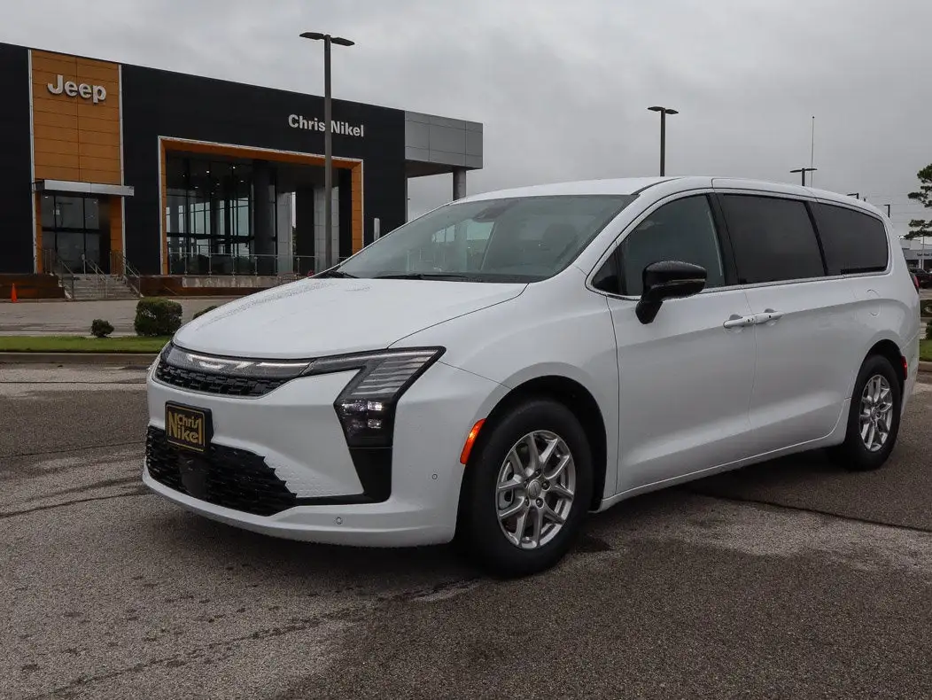2027 Chrysler Pacifica Select's photo