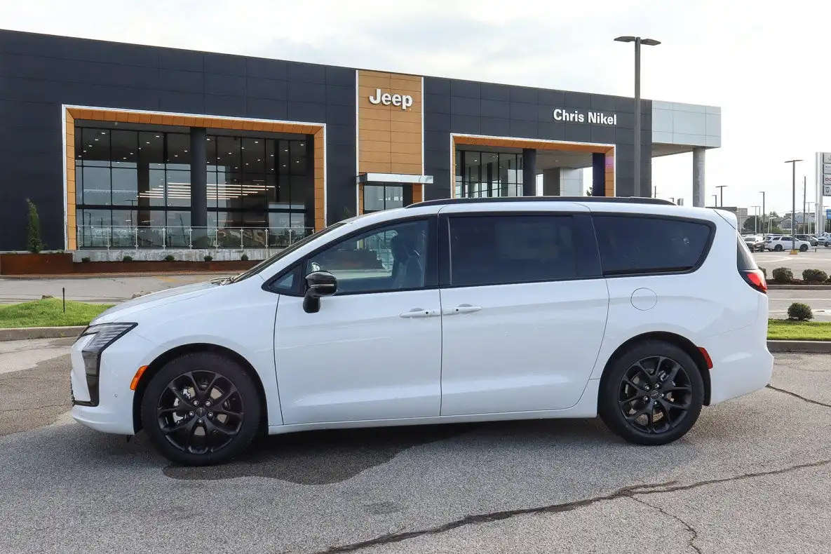 2027 Chrysler Pacifica Limited's photo