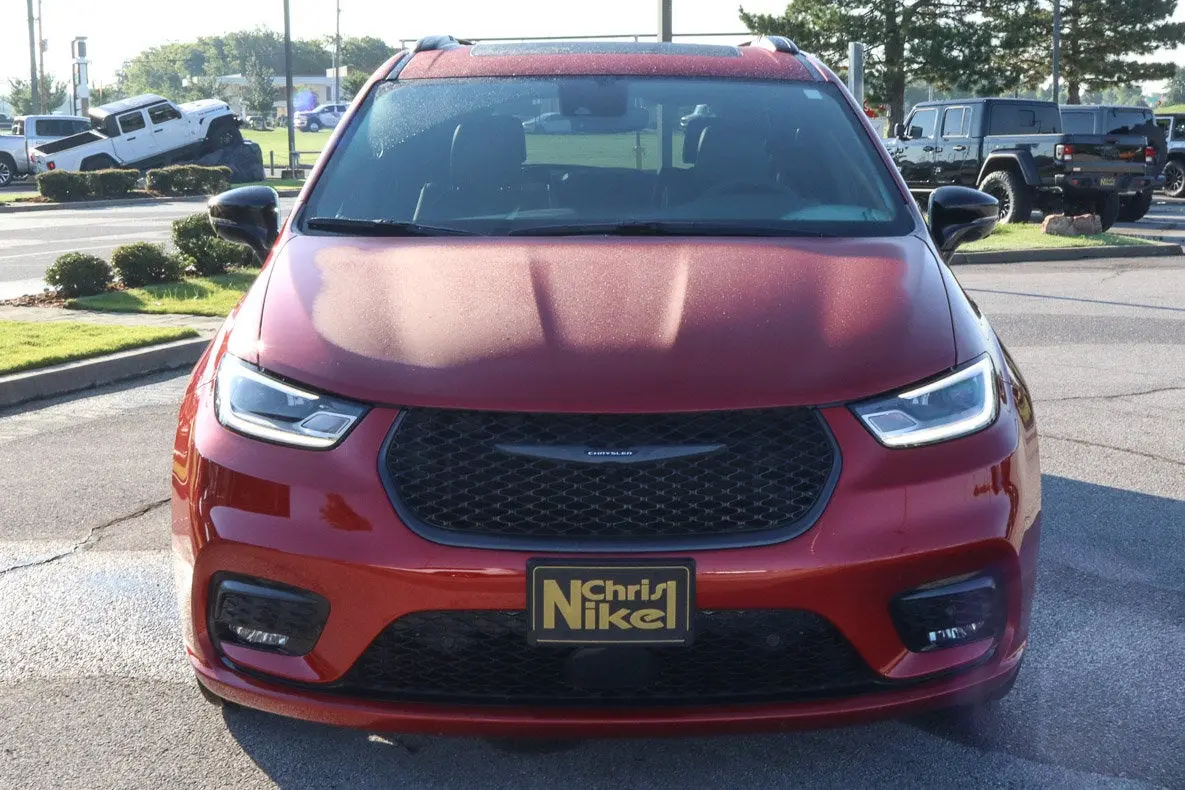 2026 Chrysler Pacifica Limited photo 4