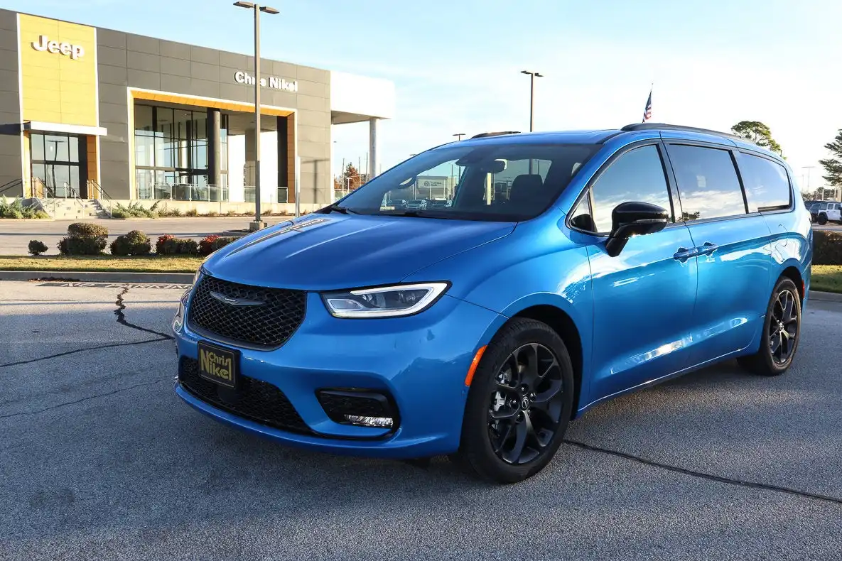 2026 Chrysler Pacifica Limited's photo