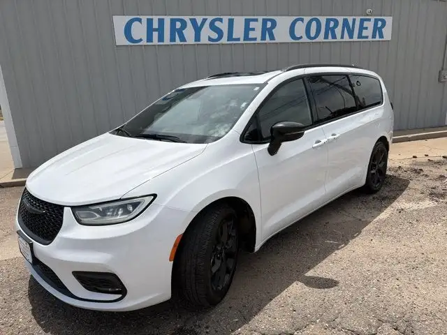 2025 Chrysler Pacifica Limited's photo