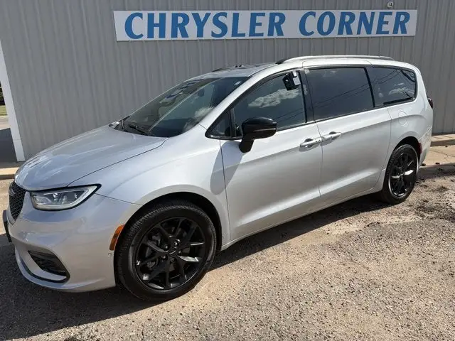 2023 Chrysler Pacifica Limited AWD photo 1