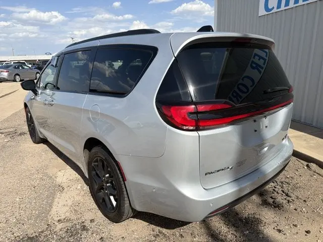 2023 Chrysler Pacifica Limited AWD photo 4
