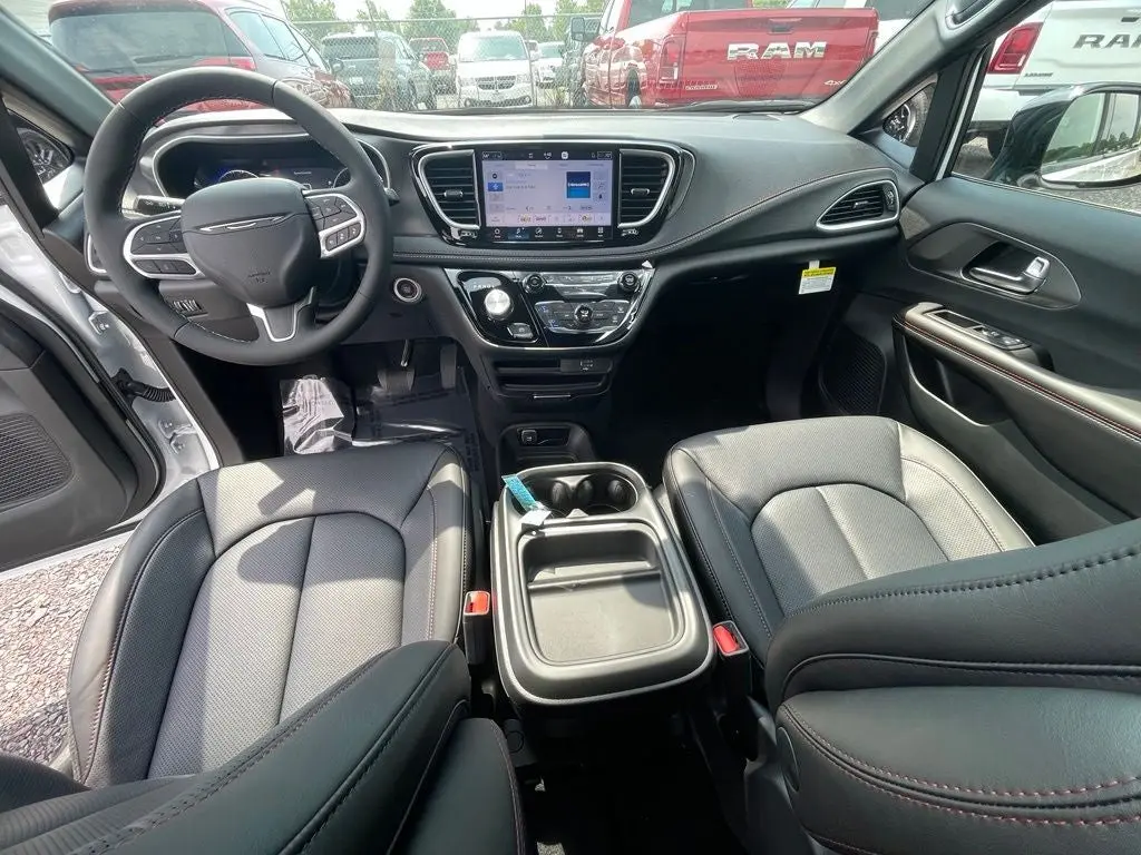 2027 Chrysler Pacifica Select photo 3