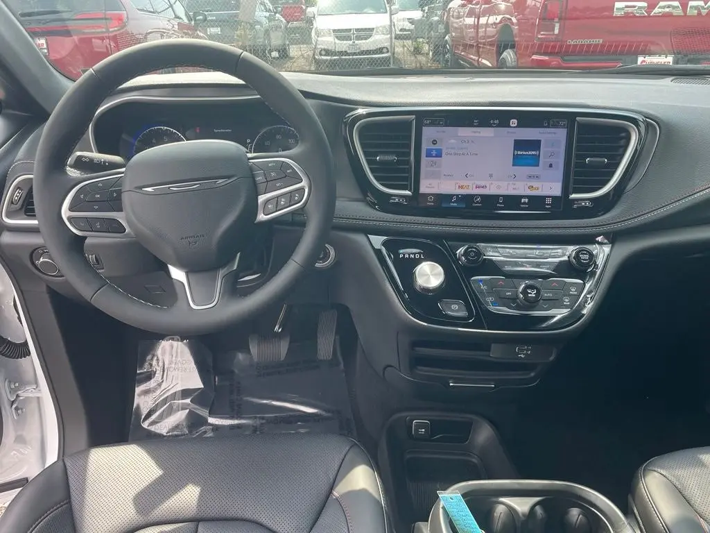2027 Chrysler Pacifica Select photo 4