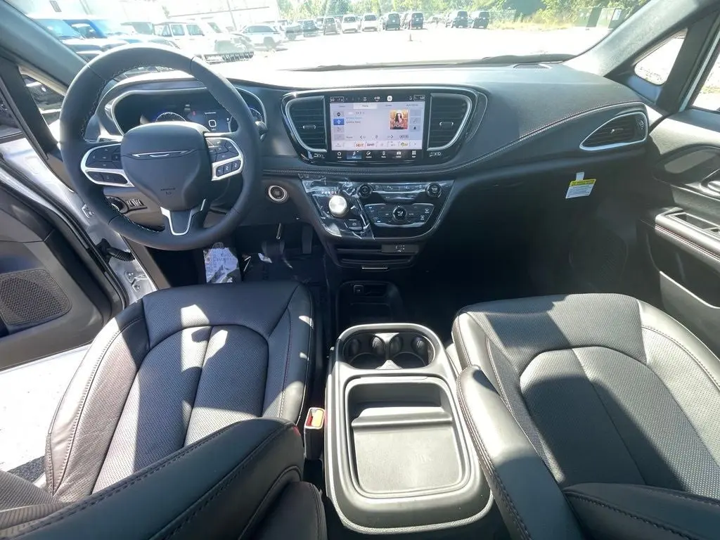 2027 Chrysler Pacifica Select photo 3