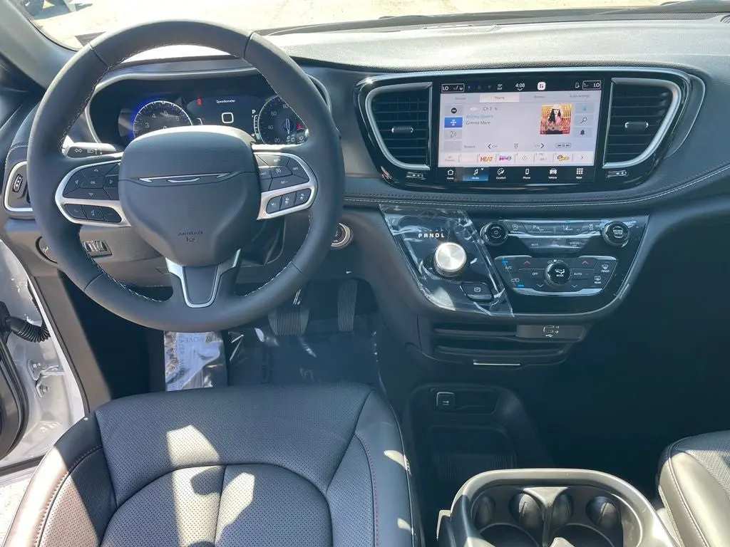 2027 Chrysler Pacifica Select photo 4
