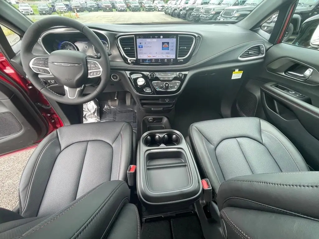 2027 Chrysler Pacifica Select photo 3