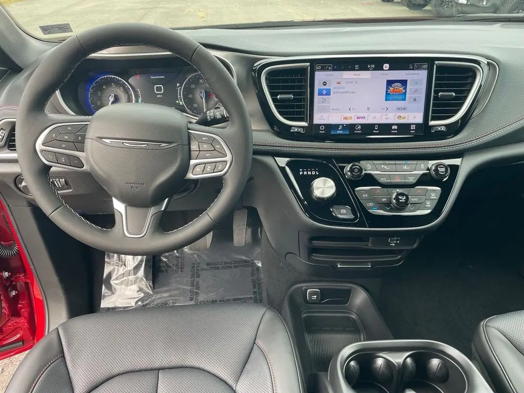2027 Chrysler Pacifica Select photo 4