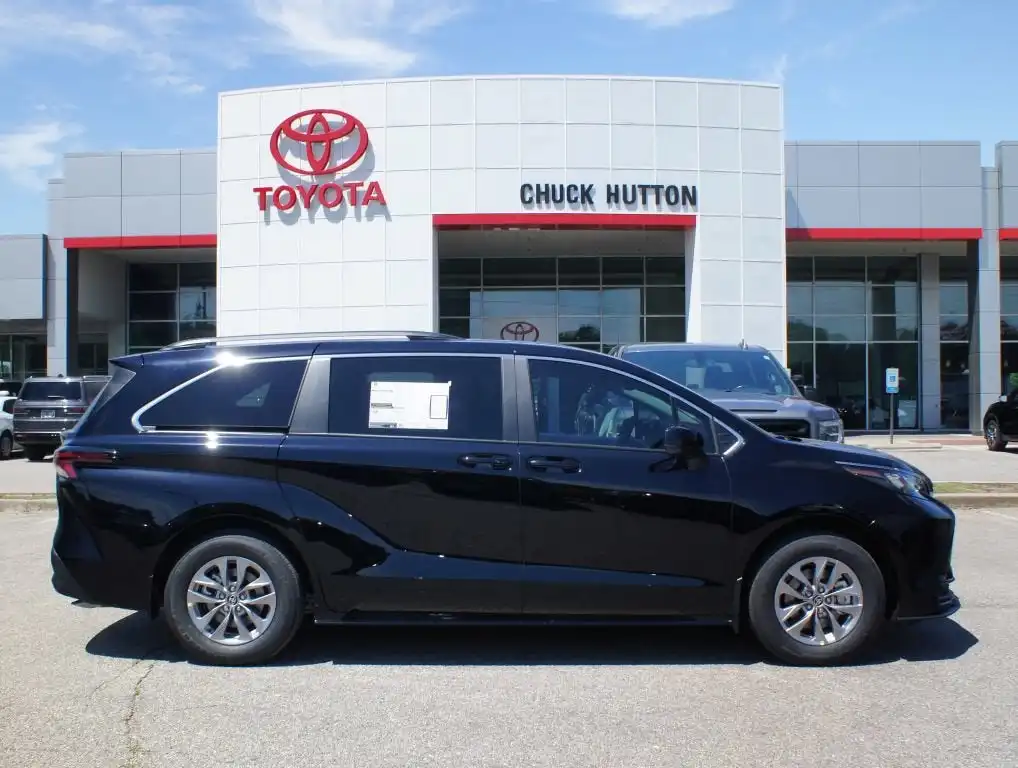 2026 Toyota Sienna LE 8-Passenger Hybrid FWD's photo