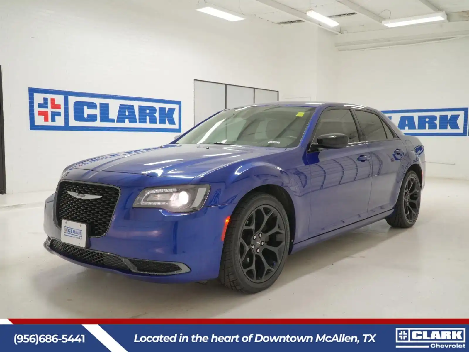 2019 Chrysler 300 Touring's photo