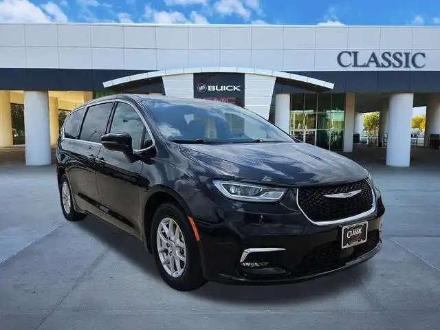 2025 Chrysler Pacifica Select's photo