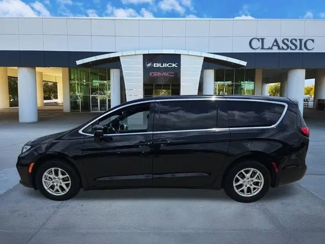 2025 Chrysler Pacifica Select photo 5