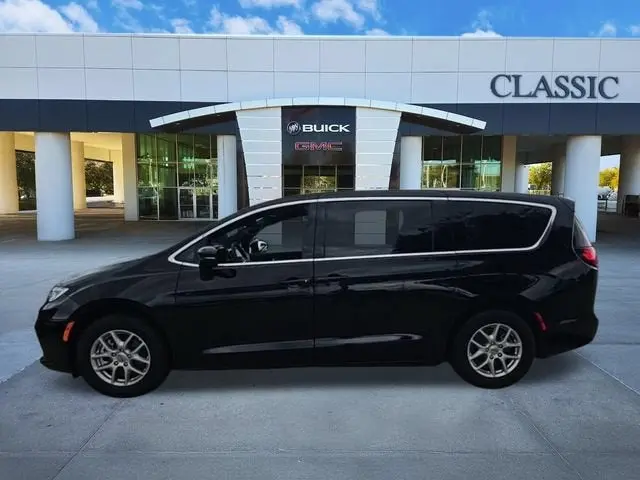 2025 Chrysler Pacifica Select photo 5