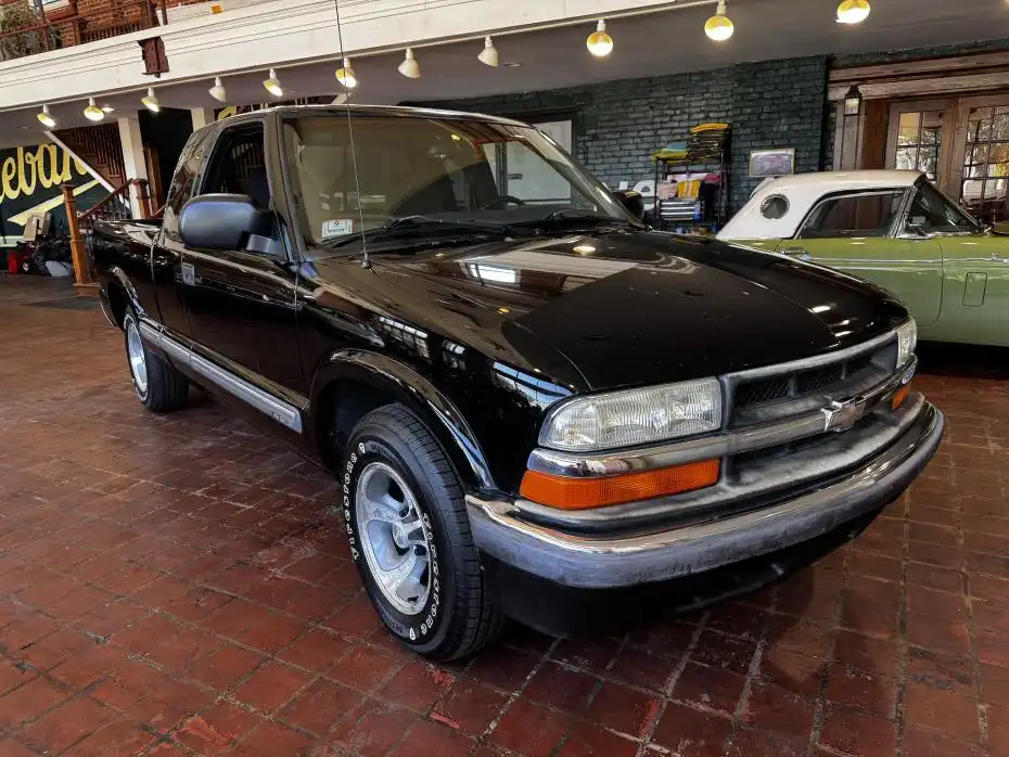 2003 Chevrolet S10 2WD Extended Cab LS w/3rd Door's photo