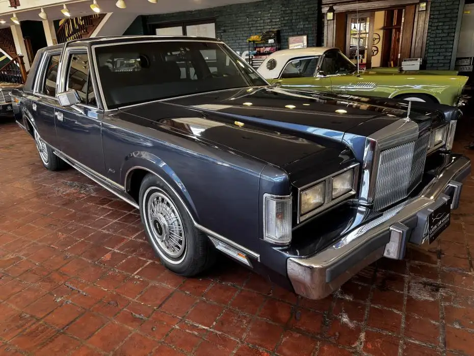 1988 Lincoln Town Car 1988 CONTINENTAL's photo