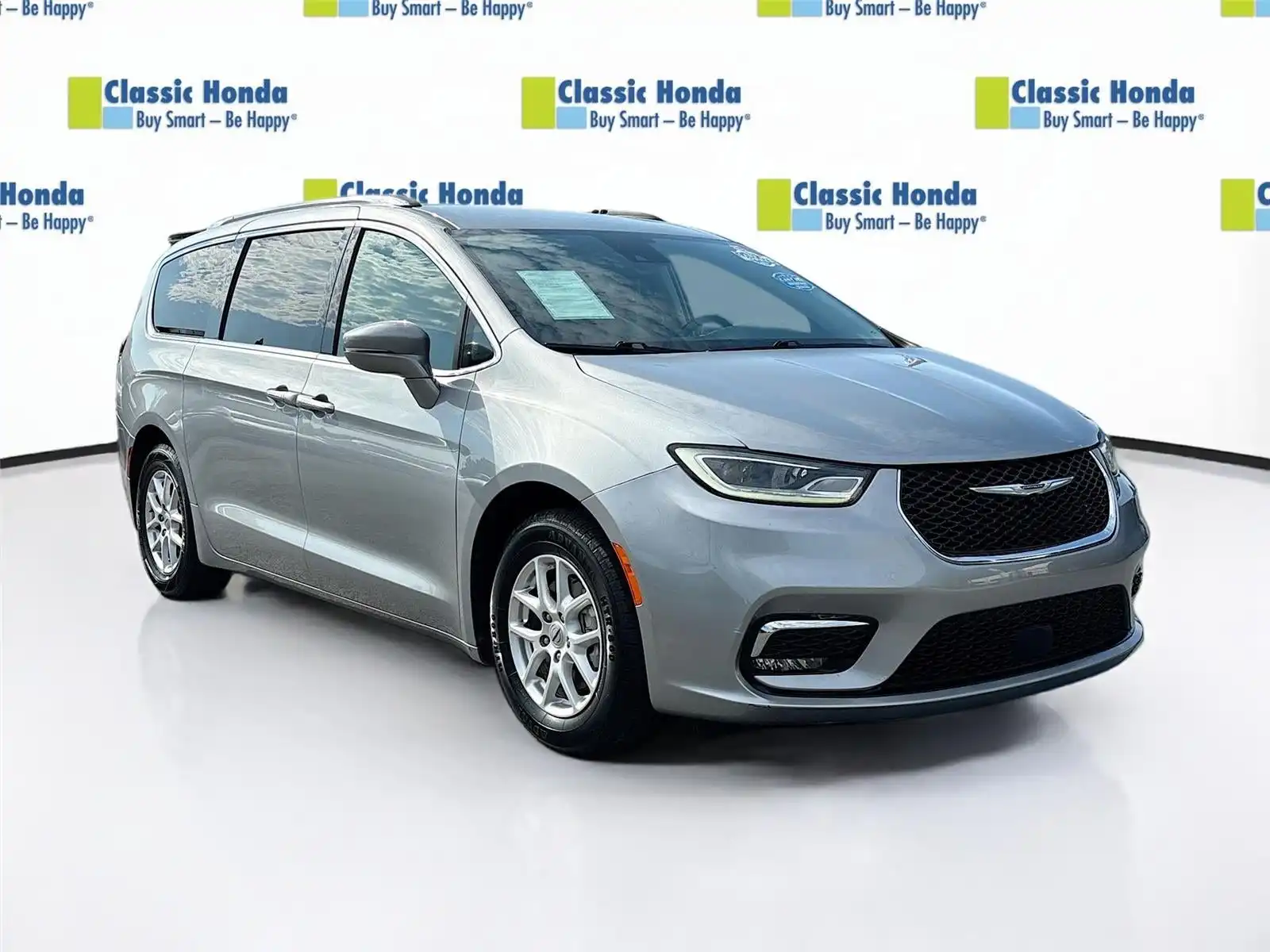 2021 Chrysler Pacifica Touring L's photo