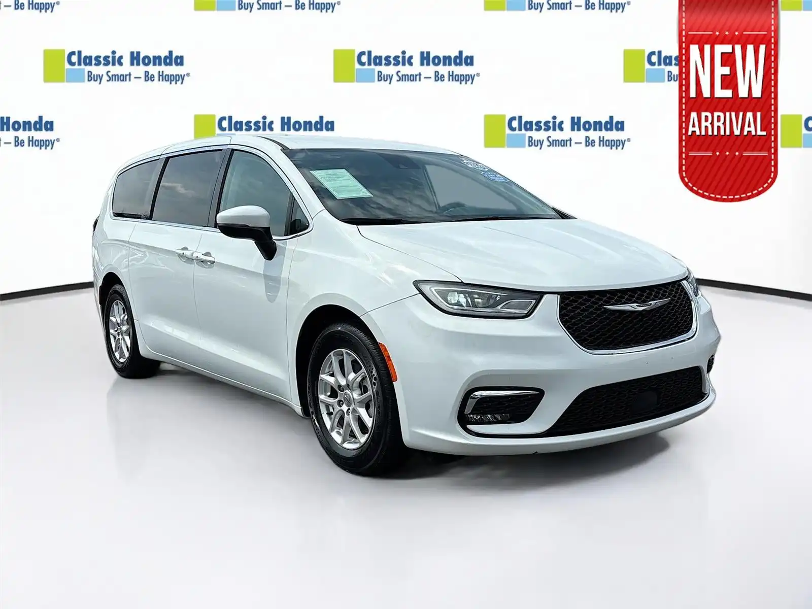 2023 Chrysler Pacifica Touring L's photo