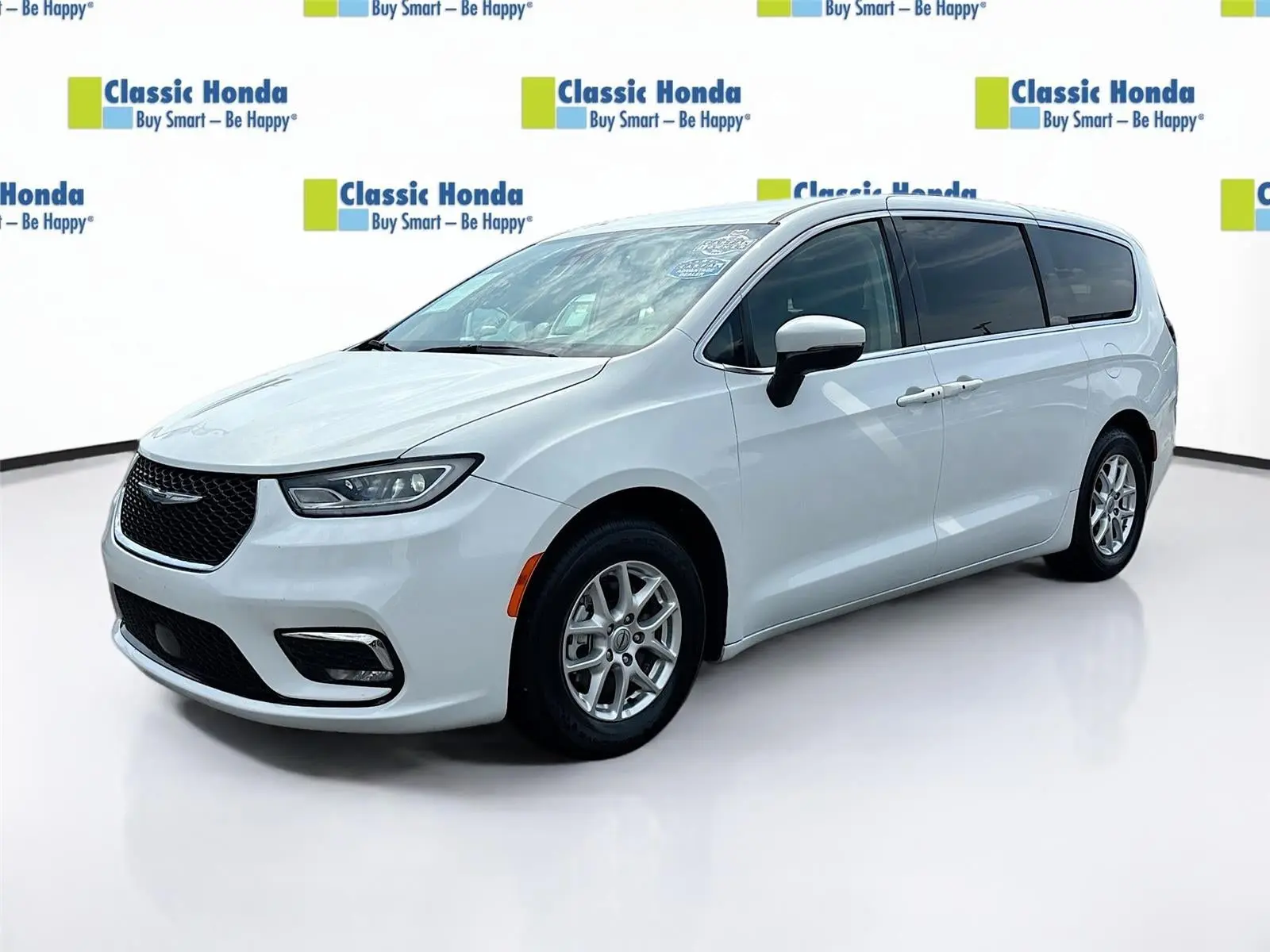 2023 Chrysler Pacifica Touring L photo 3