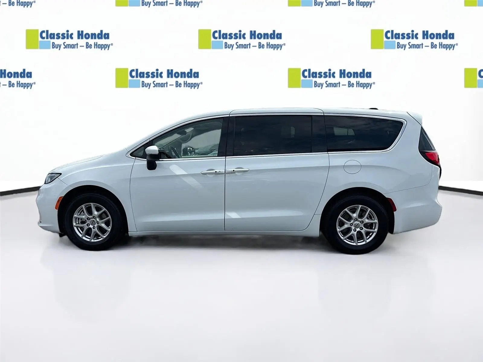 2023 Chrysler Pacifica Touring L photo 4